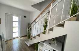 Duplex, 81 mp utili, 200 mp de teren, in Utvin