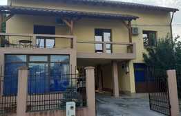 Clădire comercială, 460 mp, în zona Lipovei