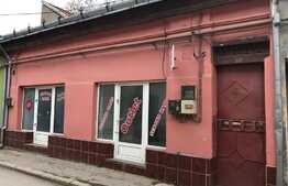 Casă cu etaj, 2 spații comerciale, în Caransebeș