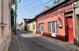 Casă cu etaj, 2 spații comerciale, în Caransebeș