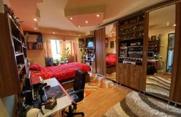 Apartament 4 camere, 78 mp utili, 2 balcoane, 2 garaje, zona Centrala