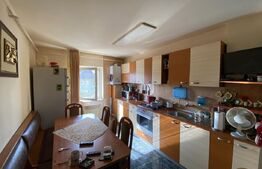 Apartament 4 camere, 78 mp utili, 2 balcoane, 2 garaje, zona Centrala