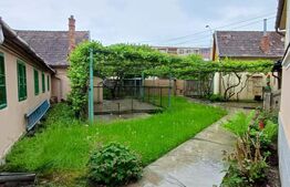 Casa renovabila cu 2 spatii comerciale, 416.6 mp, teren de 781 mp, zona Micro I