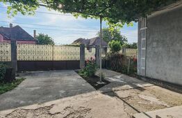 Casa batraneasca renovabila, 1.033 mp teren, zona Poiana