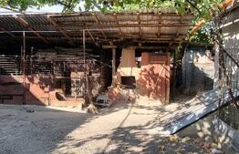 Casa cu 3 camere, anexe, curte și grădină
