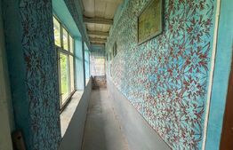 Casa de vanzare, cu 10 ari de gradina.