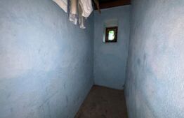 Casa de vanzare, cu 10 ari de gradina.