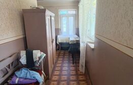 Casa cu 3 camere și o bucatarie de vară și 1300 mp teren și anexe