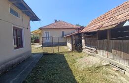 Casa cu 3 camere și o bucatarie de vară și 1300 mp teren și anexe