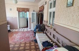 Casa cu 3 camere și o bucatarie de vară și 1300 mp teren și anexe