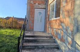 Casa construcție nouă suprafață de 140 mp o terasa de 30  și un teren de 7000 mp