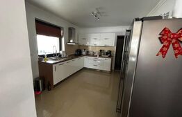 Casa cu piscina, 5 dormitoare, sistem smart home