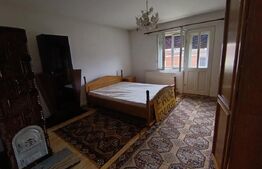 Casă de vanzare/spatiu comercial, cu 4 camere și un teren de 300 mp, central