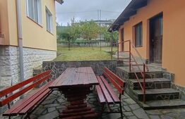 Casă de vanzare/spatiu comercial, cu 4 camere și un teren de 300 mp, central