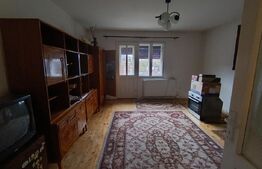 Casă de vanzare/spatiu comercial, cu 4 camere și un teren de 300 mp, central