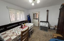 Casă cu 3 camere în suprafață de 80 mp și un teren de 2000 mp