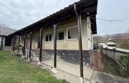 Casă cu 3 camere în suprafață de 80 mp și un teren de 2000 mp
