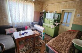 Casă de vânzare, cu teren în suprafață de 400 mp