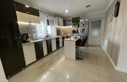 Casa de vanzare 5 camere, 195 mp, terasa inchisa, garaj curte amenajata, zona