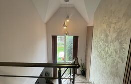 Casa de vanzare 5 camere, 195 mp, terasa inchisa, garaj curte amenajata, zona