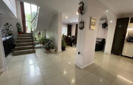 Casa de vanzare 5 camere, 195 mp, terasa inchisa, garaj curte amenajata, zona