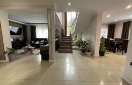 Casa de vanzare 5 camere, 195 mp, terasa inchisa, garaj curte amenajata, zona