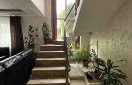 Casa de vanzare 5 camere, 195 mp, terasa inchisa, garaj curte amenajata, zona