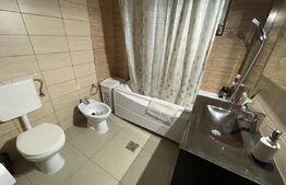 Casa de vanzare 5 camere, 195 mp, terasa inchisa, garaj curte amenajata, zona