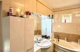 Casă cu 5 camere și un teren de 700 mp 
