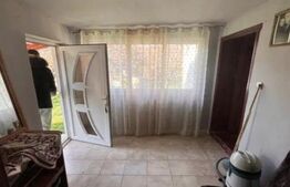 Casa de vanzare, cu 10 ari de teren, in zona linistita