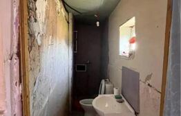Casa de vanzare, cu 10 ari de teren, in zona linistita