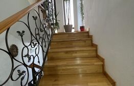 Casă cu 4 dormitoare, 280 mp, garaj, teren 500 mp 