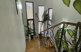 Casă cu 4 dormitoare, 280 mp, garaj, teren 500 mp 