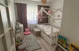 Apartament de vanzare cu 3 camere, 65 mp, garaj, zona Bradet